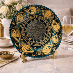 Ottique El İşçiliği Ayet İşlemeli Çini Tabak – Dekoratif İslami Duvar & Vitrin Tabağı